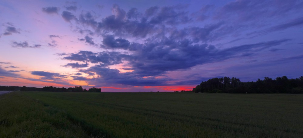 Krāšņas, mākoņainas debesis pēc saulrieta