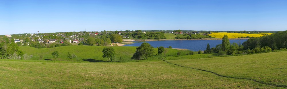 Panorāmas skats uz Saldus ezeru no Biļļu kalna