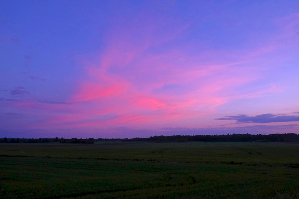 Sarkanīgas debesis pēc saulrieta