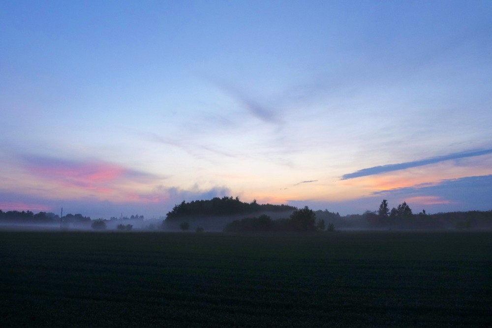 Lauku ainava pēc saulrieta