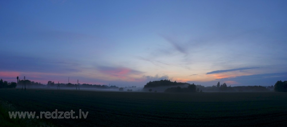 Lauku ainavas panorāma pēc saulrieta