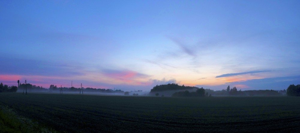 Lauku ainavas panorāma pēc saulrieta