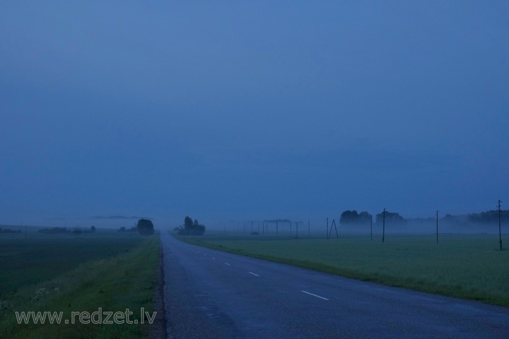 Lauku ainava ar ceļu naktī