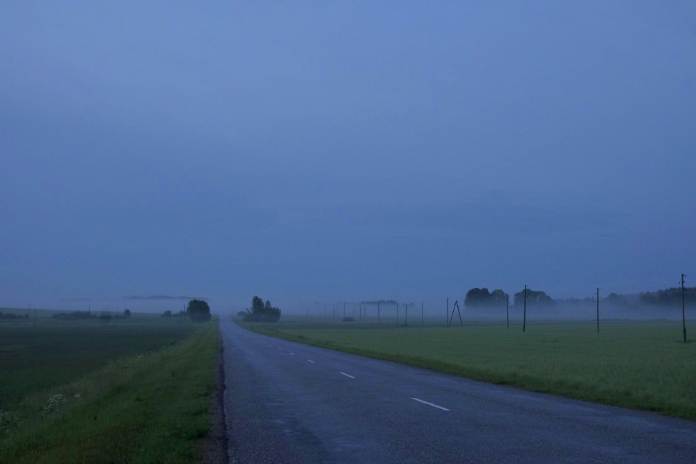 Lauku ainava ar ceļu naktī