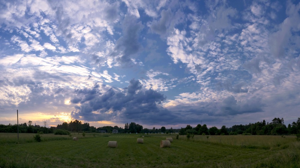 Mākoņainas debesis saulrietā