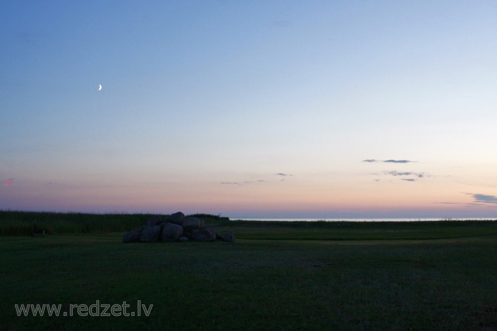 Nakts ainava ar akmeņu krāvumu