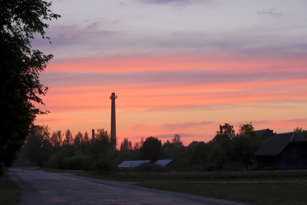 Katlumājas skurstenis, debesis pēc saulrieta