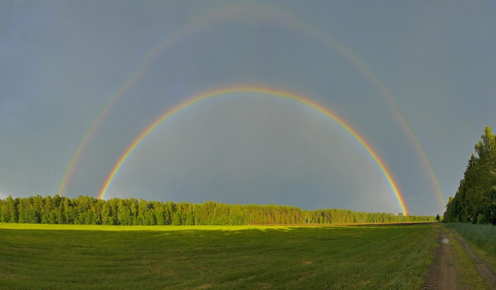 Ainava ar dubulto varavīksni