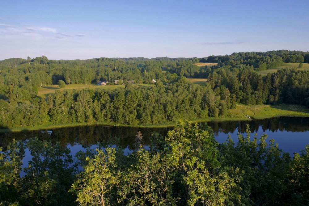 Skats no skatu torņa Korneti Dzērves kalnā Skats no skatu torņa Korneti Dzērves kalnā