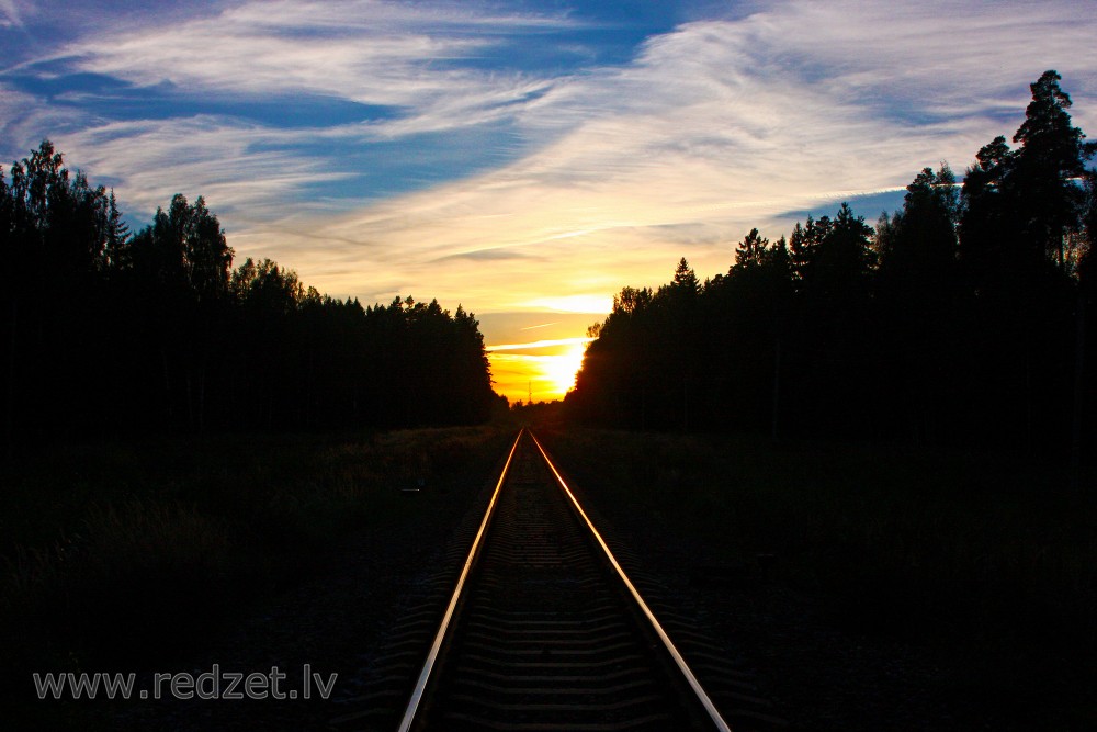 Dzelzceļš saulrietā