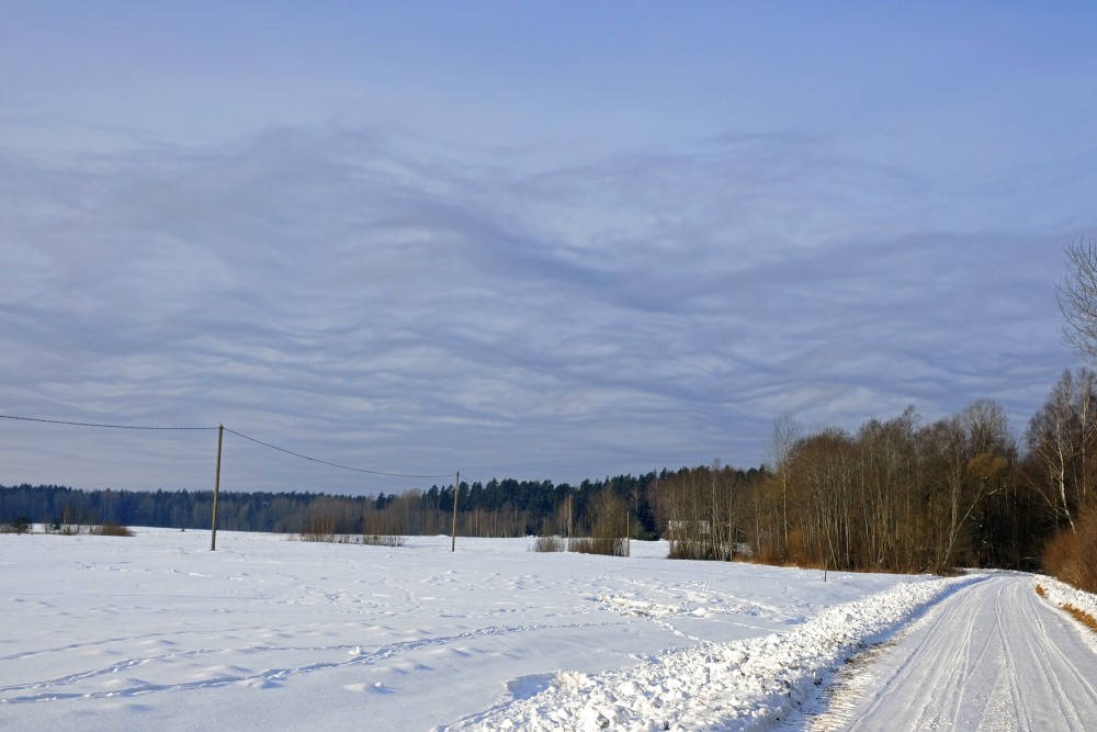 Ainava ar viļņainiem mākoņiem