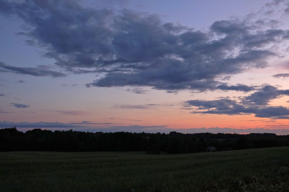 Lauku ainava pēc saulrieta