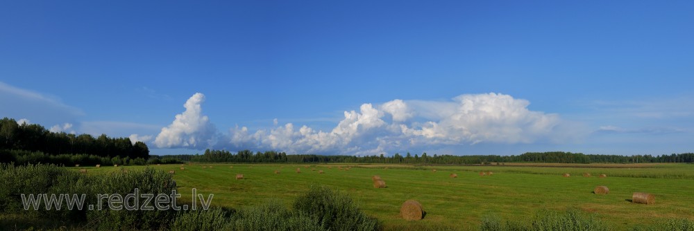 Lauku panorāma ar siena ruļļiem