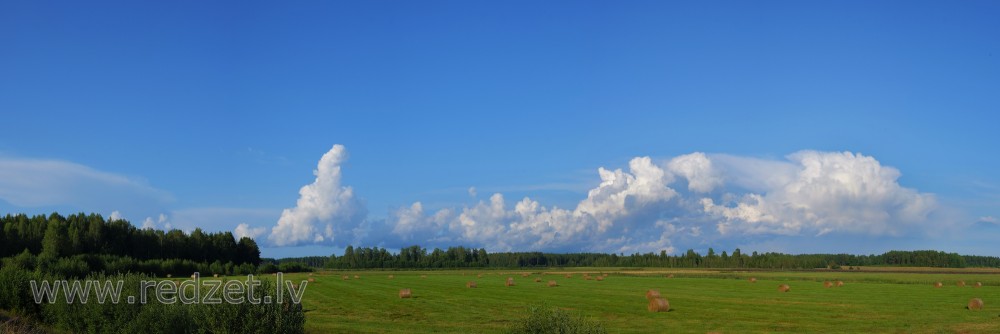 Lauku panorāma ar siena ruļļiem