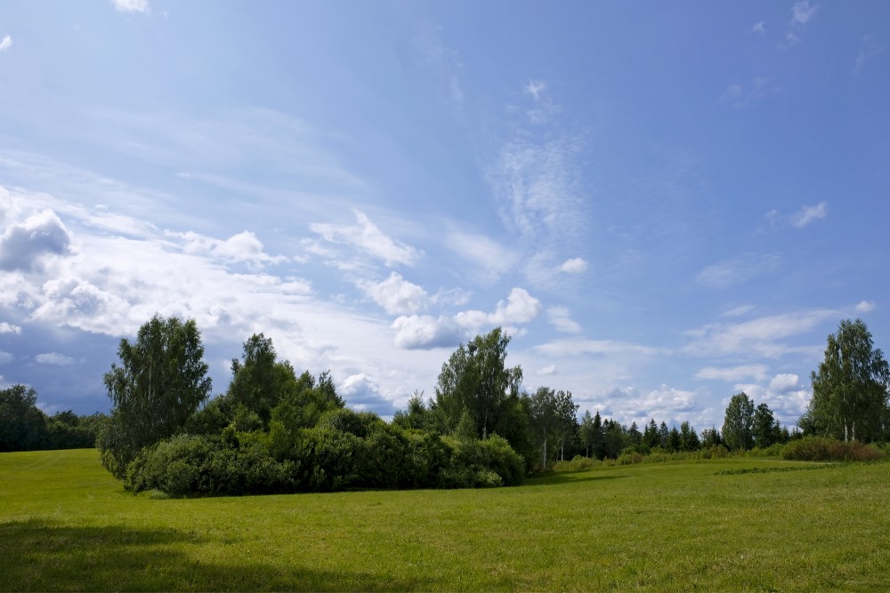 Lauku ainava, mākoņainas debesis
