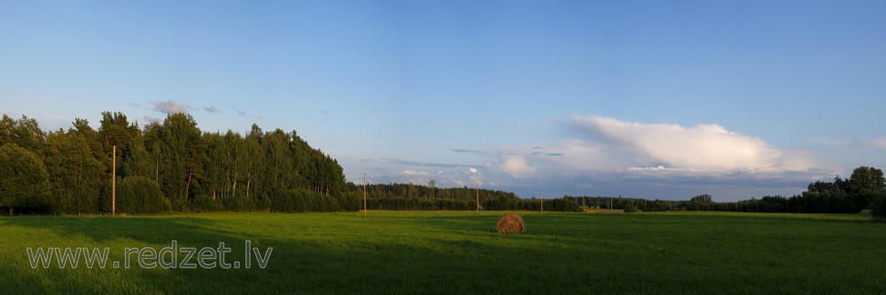 Latvijas lauku vakara panorāma