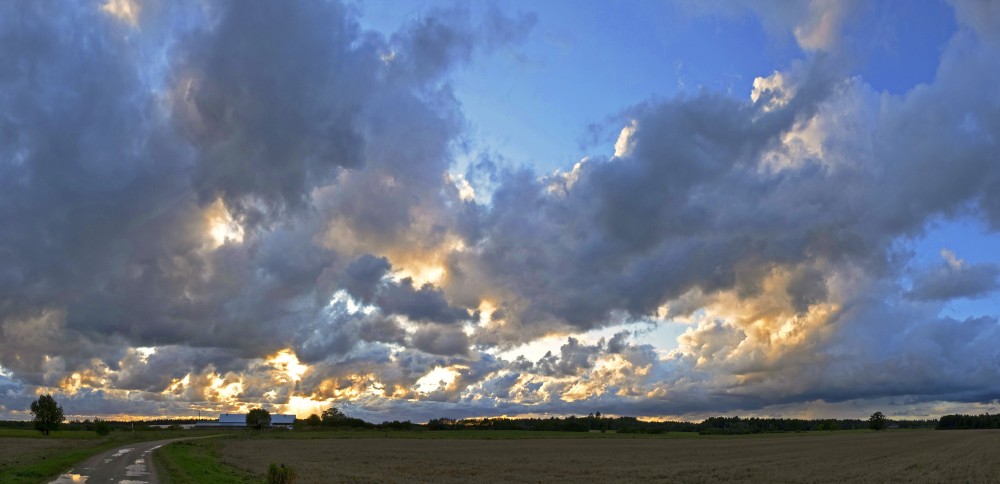 Lauku panorāma ar mākoņainām debesīm Lauku panorāma ar mākoņainām debesīm