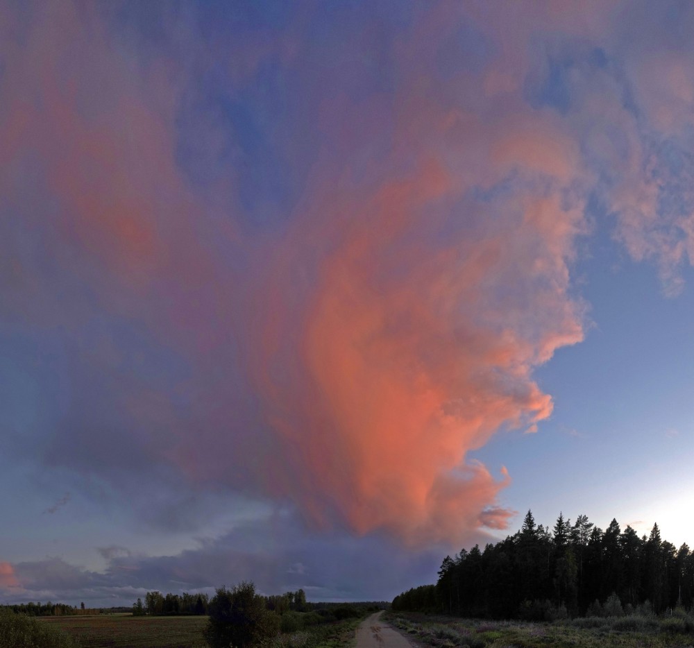 Vakara ainava ar krāšņu mākoni