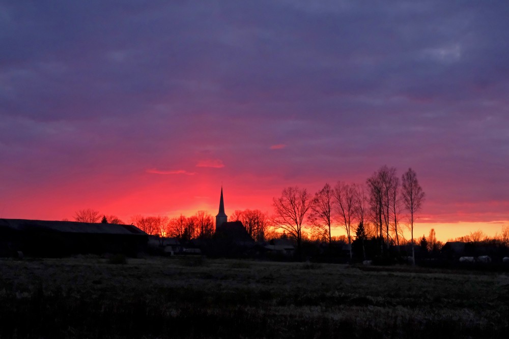 Debesis pēc saulrieta, baznīcas siluets