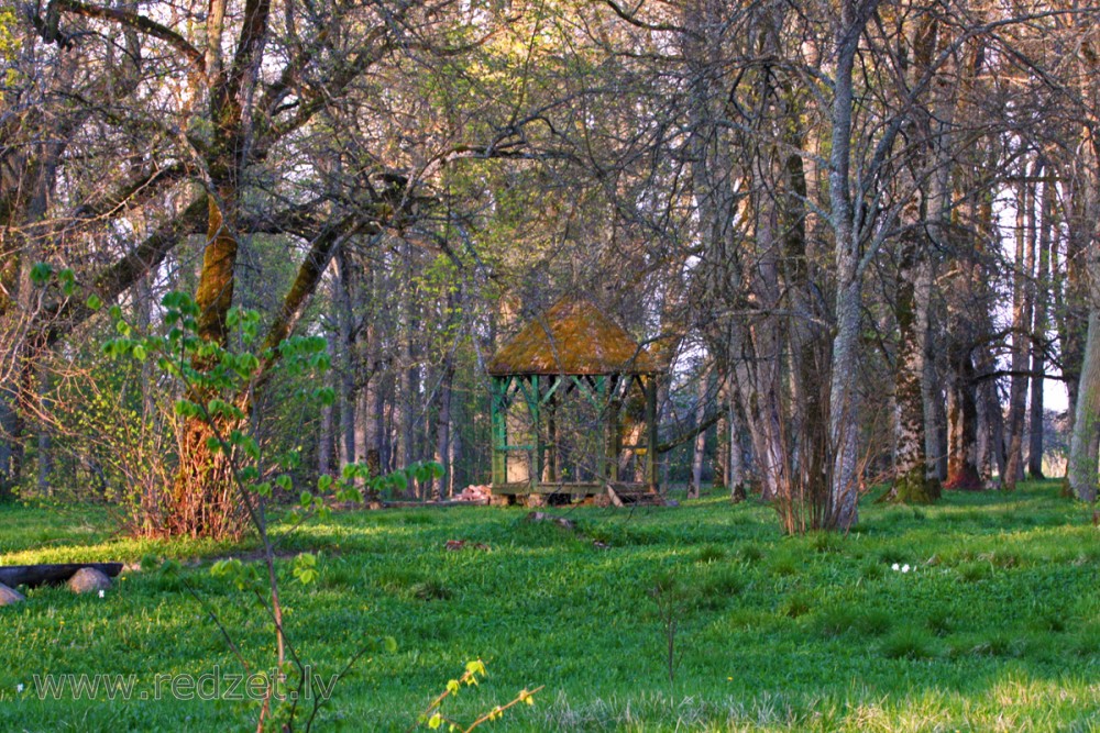Ēdoles pils parks pavasarī