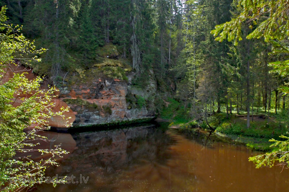 Melnais iezis (atseguma sākums)