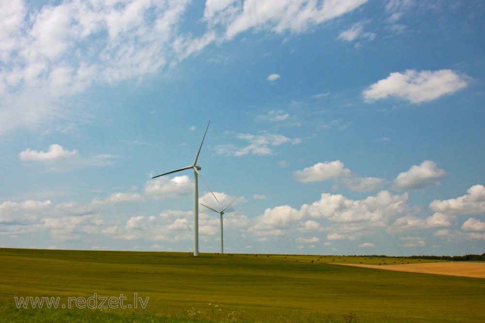 Francijas ainava ar vēja ģeneratoriem