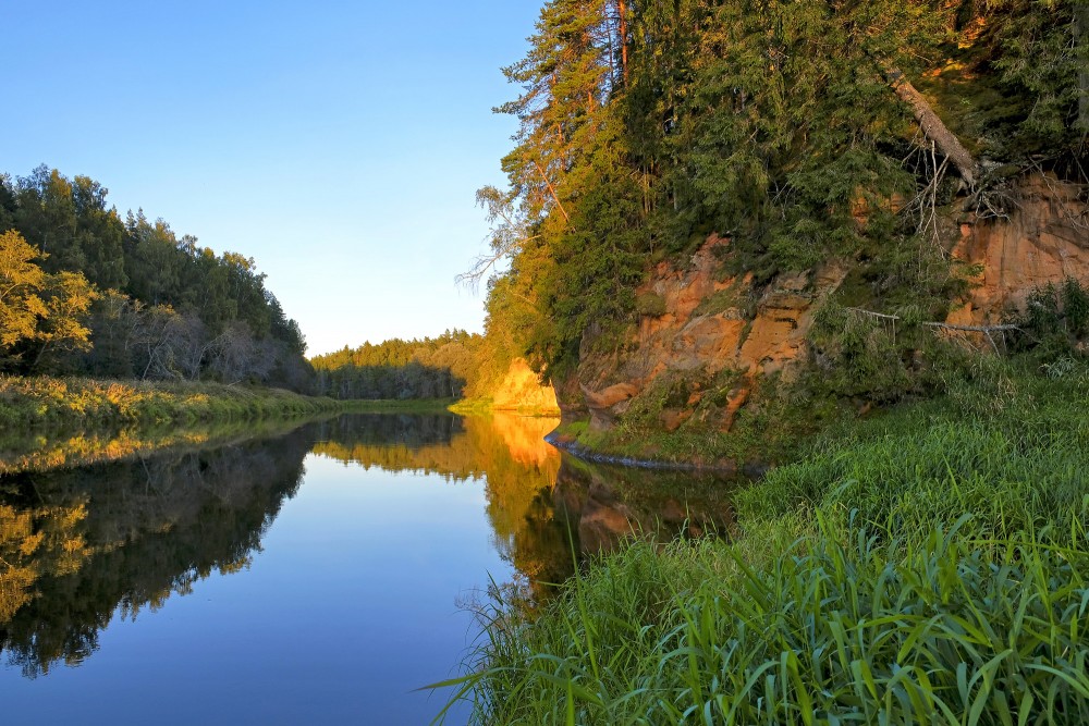 Kazu iezis (Paeglīšu iezis, Sarkanās klintis, Kazu iezis un arī Kāzu iezis)