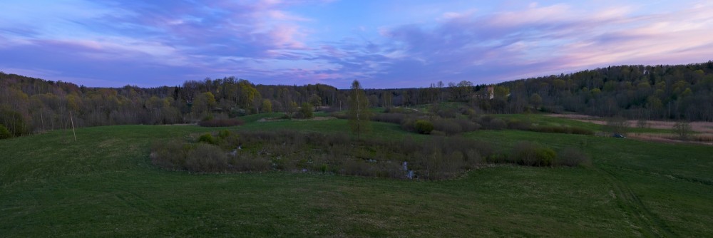 Embūtes senlejas panorāma pēc saulrieta