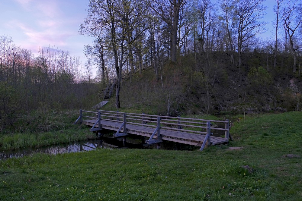 Kāpnes uz Embūtes pilskalnu