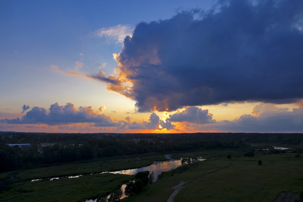 Krāšņas saulrieta debesis skatā no Kuldīgas skatu torņa