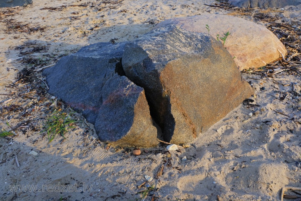 Sašķelts akmens jūras malā