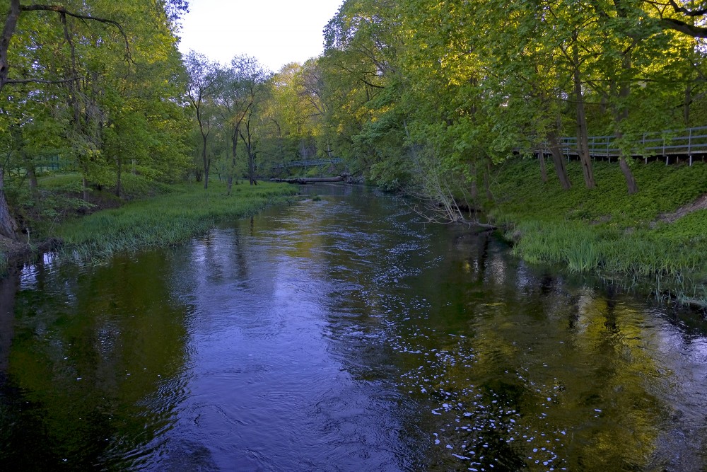 Pastaigu laipa gar Iecavas upi Iecavā