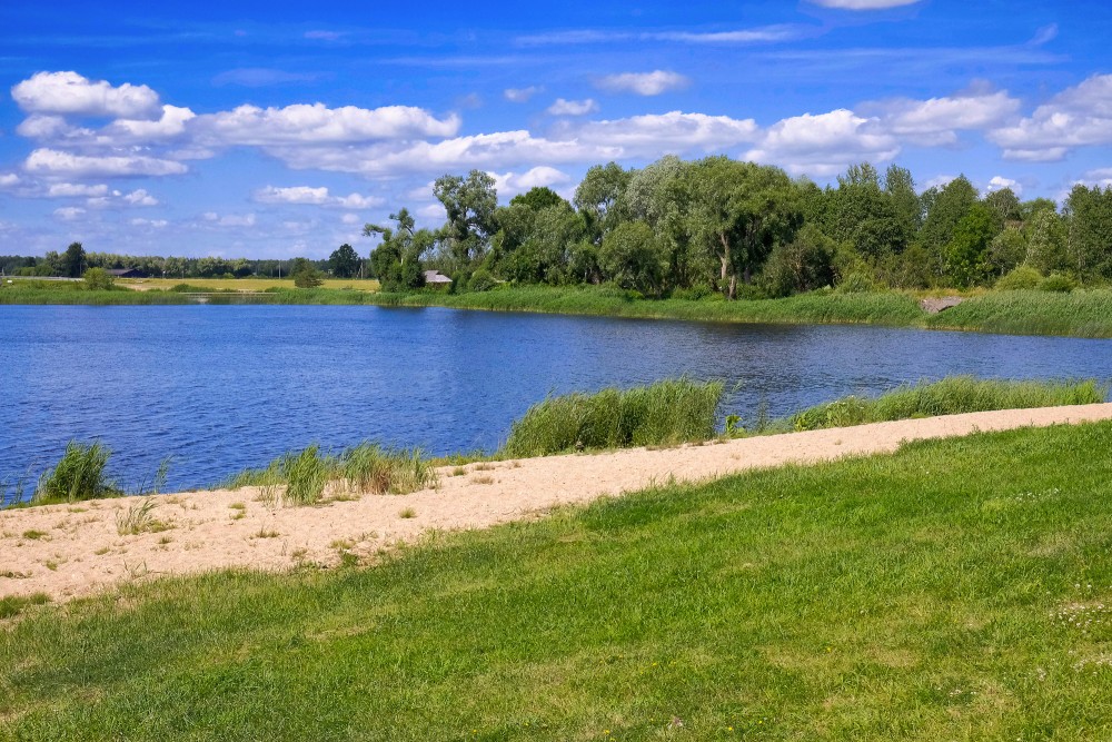 Žvelgaiču ezers un smilšains krasts Žagares osa izziņas takas piekrastē
