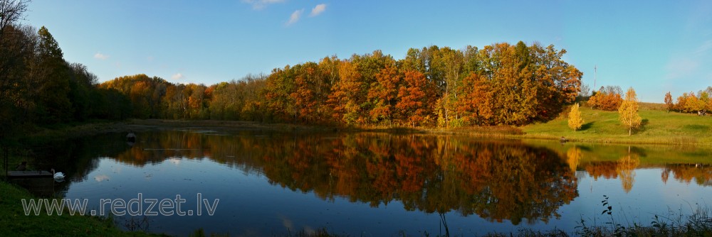 Tartaka ezera rudens panorāma