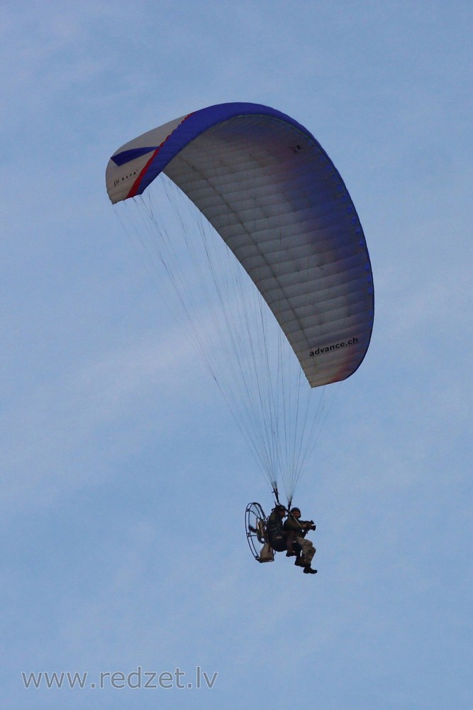 Flight with a Paramotor in tandem