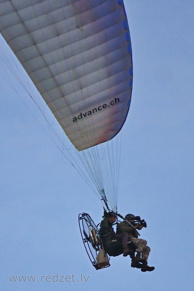 Flight with a Paramotor in tandem