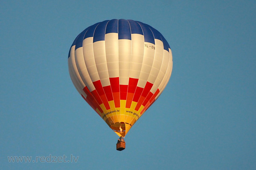 Gaisa balons lidojumā