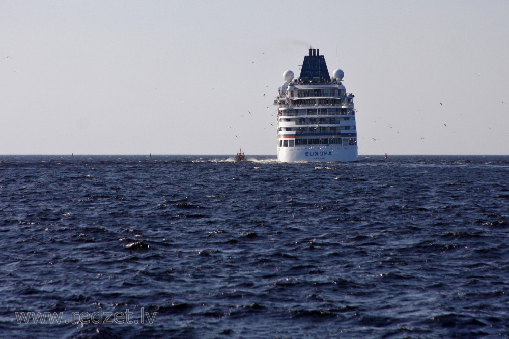 Pasažieru kuģis EUROPA no aizmugures