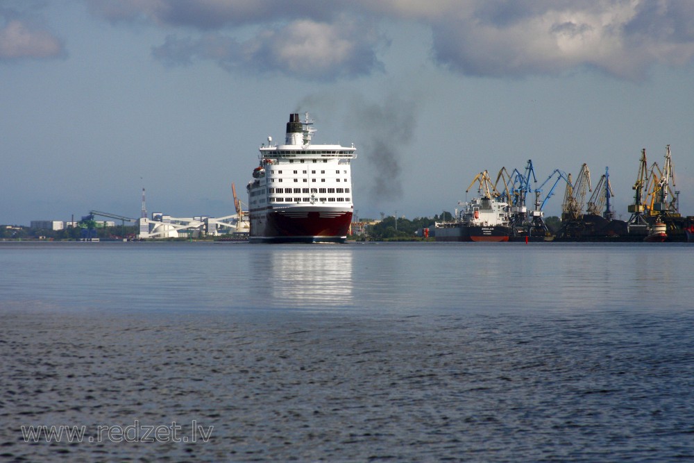 Cruiseferry Isabelle enters the Port of Riga