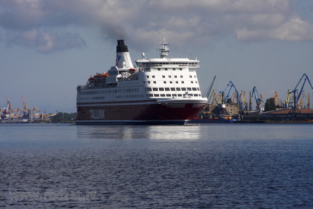 Cruiseferry Isabelle enters the Port of Riga