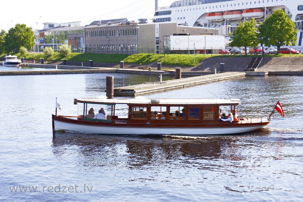 Rīgas kanāla motorlaiva