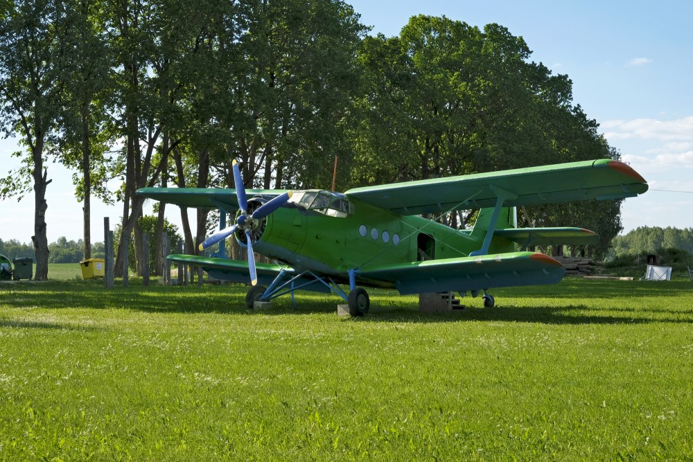 Lidmašīna An-2 pie Bārbeles Zēnu pamatskolas