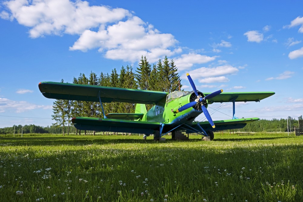 Lidmašīna An-2 pie Bārbeles Zēnu pamatskolas