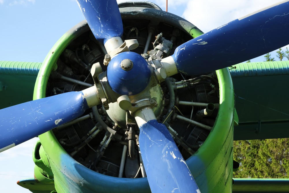 Lidmašīna An-2 pie Bārbeles Zēnu pamatskolas