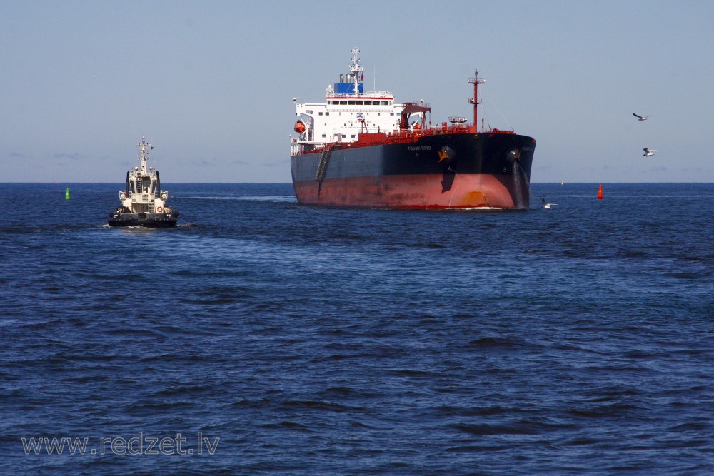 Kuģis "FULHAM ROAD" ienāk ostā