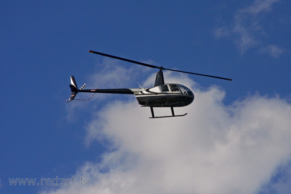Helikopters lidojumā