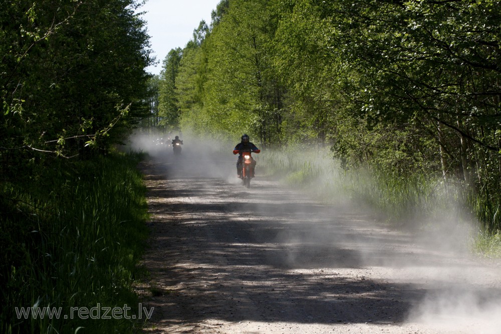 Motocikli brauc pa grantētu ceļu