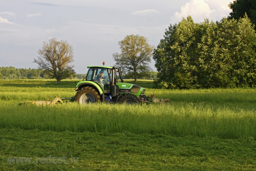 Zāles pļaušana ar traktoru