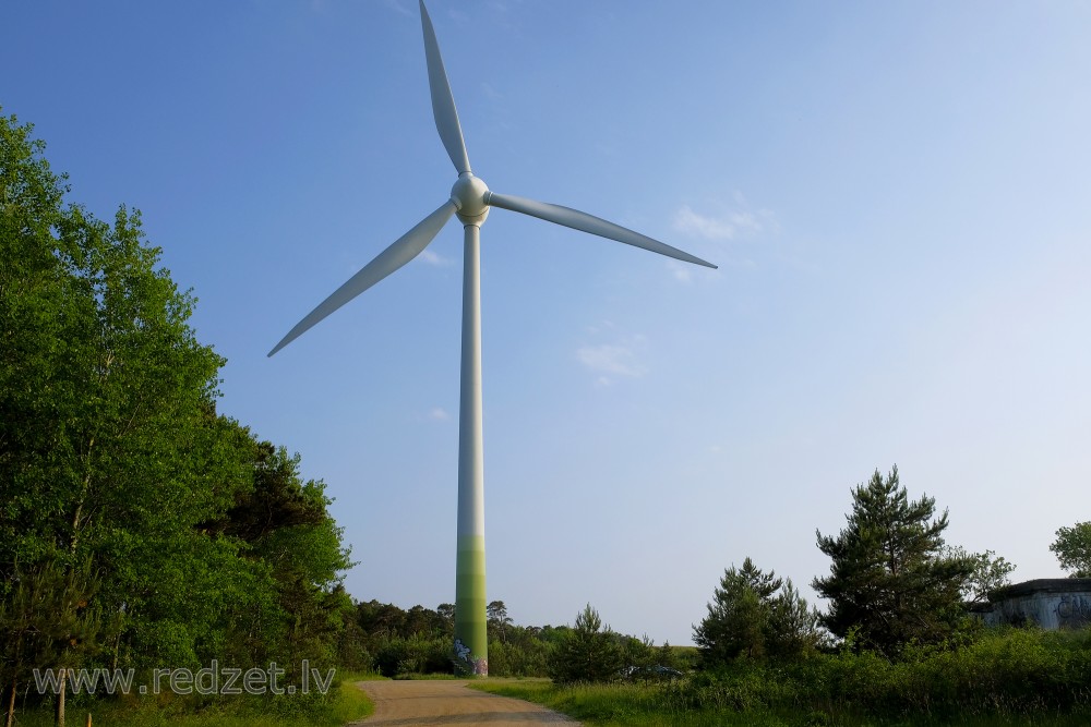 Vēja ģenerators pie Liepājas ziemeļu fortiem