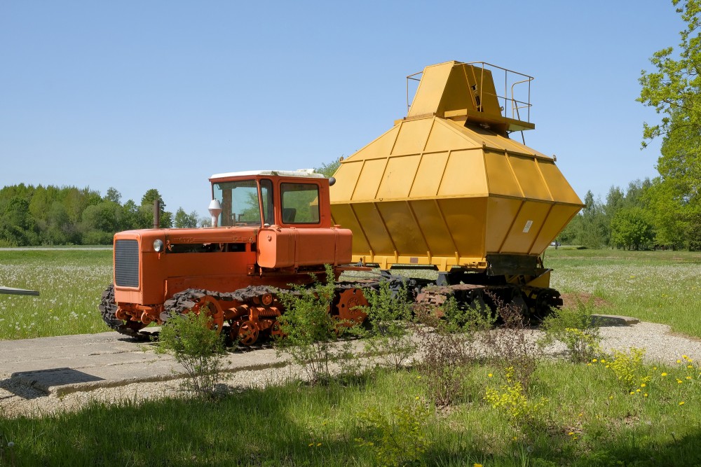 Kāpurķēžu traktors un kūdras savākšanas mašīna (Tehnikas ceļš)